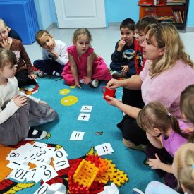 Zabawy matematyczne w grupie „Różyczki” i „Niezapominajki”