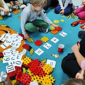 Zabawy matematyczne w grupie „Różyczki” i „Niezapominajki”