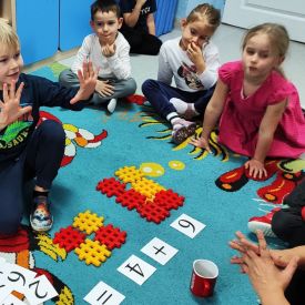 Zabawy matematyczne w grupie „Różyczki” i „Niezapominajki”