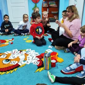 Zabawy matematyczne w grupie „Różyczki” i „Niezapominajki”