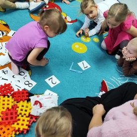 Zabawy matematyczne w grupie „Różyczki” i „Niezapominajki”