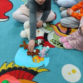 „Kodowanie na dywanie” w grupie Różyczki