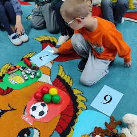 „Kodowanie na dywanie” w grupie Różyczki