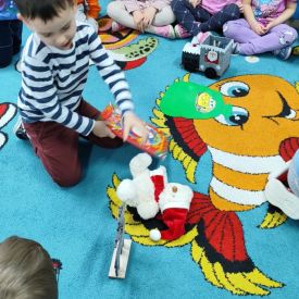 „Kodowanie na dywanie” w grupie Różyczki