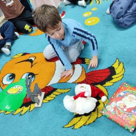 „Kodowanie na dywanie” w grupie Różyczki