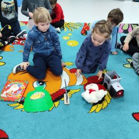 „Kodowanie na dywanie” w grupie Różyczki