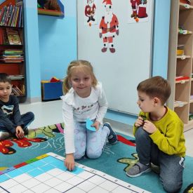 „Kodowanie na dywanie” w grupie Różyczki