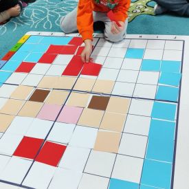 „Kodowanie na dywanie” w grupie Różyczki