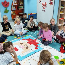„Kodowanie na dywanie” w grupie Różyczki