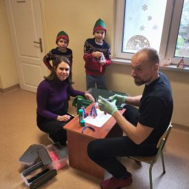 Rodzinne spotkanie z Majewscy Team – Technologia i Magia Świąt w grupie Bratki