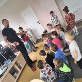 Rodzinne spotkanie z Majewscy Team – Technologia i Magia Świąt w grupie Bratki