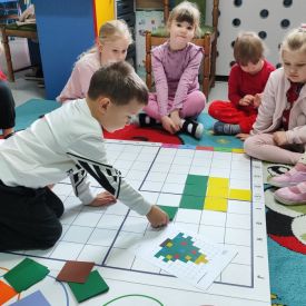 🎄 Kodowanie na dywanie w świątecznym klimacie- Różyczki