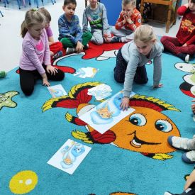  „Niezwykła podróż po wierszach Marii Konopnickiej, Jana Brzechwy i Juliana Tuwima” - Różyczki