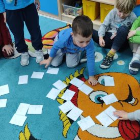  „Niezwykła podróż po wierszach Marii Konopnickiej, Jana Brzechwy i Juliana Tuwima” - Różyczki