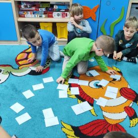  „Niezwykła podróż po wierszach Marii Konopnickiej, Jana Brzechwy i Juliana Tuwima” - Różyczki