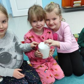  „Niezwykła podróż po wierszach Marii Konopnickiej, Jana Brzechwy i Juliana Tuwima” - Różyczki