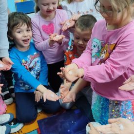  „Niezwykła podróż po wierszach Marii Konopnickiej, Jana Brzechwy i Juliana Tuwima” - Różyczki