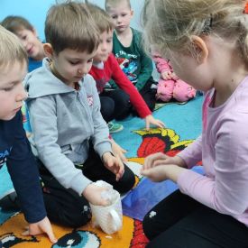  „Niezwykła podróż po wierszach Marii Konopnickiej, Jana Brzechwy i Juliana Tuwima” - Różyczki