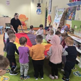 Zabawy z chustą animacyjną