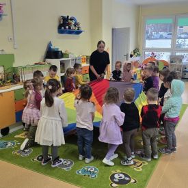 Zabawy z chustą animacyjną