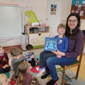 Rodzice czytają przedszkolakom