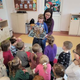 Rodzice czytają przedszkolakom