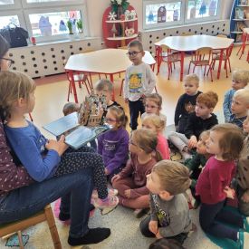 Rodzice czytają przedszkolakom