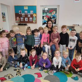 Rodzice czytają przedszkolakom