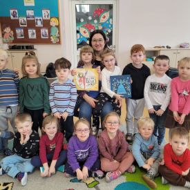 Rodzice czytają przedszkolakom