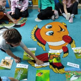 🌼🐞 „Majowa Łąka” – Kodowanie na dywanie w grupie Różyczki 