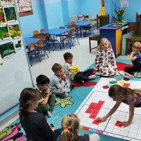 🌼🐞 „Majowa Łąka” – Kodowanie na dywanie w grupie Różyczki 