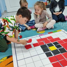 🌼🐞 „Majowa Łąka” – Kodowanie na dywanie w grupie Różyczki 