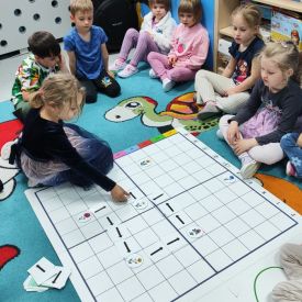 🌼🐞 „Majowa Łąka” – Kodowanie na dywanie w grupie Różyczki 