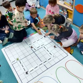 🌼🐞 „Majowa Łąka” – Kodowanie na dywanie w grupie Różyczki 