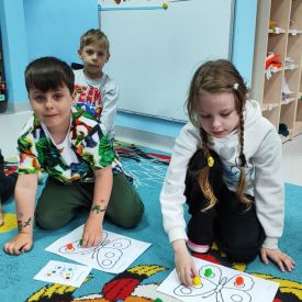 🌼🐞 „Majowa Łąka” – Kodowanie na dywanie w grupie Różyczki 