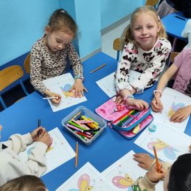 🌼🐞 „Majowa Łąka” – Kodowanie na dywanie w grupie Różyczki 