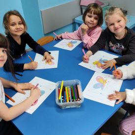 🌼🐞 „Majowa Łąka” – Kodowanie na dywanie w grupie Różyczki 