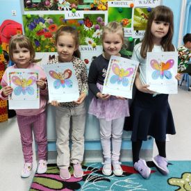 🌼🐞 „Majowa Łąka” – Kodowanie na dywanie w grupie Różyczki 