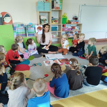 ZAJĘCIA Z NEUROLOGOPEDĄ Z PORADNI PSYCHOLOGICZNO-PEDAGOGICZNEJ  W GRUPIE FIOŁKI