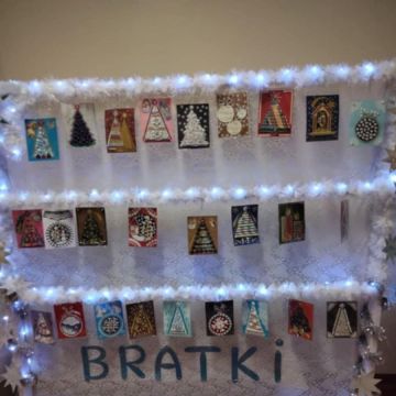 Prace kiermaszowe i ubieranie choinki w grupie Bratki