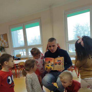 KOLEJNA BAJKA CZYTANA PRZEZ RODZICA W GRUPIE FIOŁKI ,,SAMOCHODZIK FRANEK WYŚCIG’’