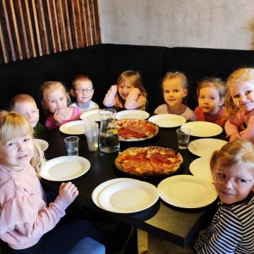 Wycieczka do pizzerii "Głodna Małpa"