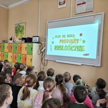 „Skąd się biorą produkty ekologiczne?” to ogólnopolski program edukacyjny dla przedszkoli, opracowany we współpracy z Ministerstwem Rolnictwa i Rozwoju Wsi. 11 marca 2025 r. w grupach "Bratki"„Tulipany”, "Niezapominajki " i "Różyczki" odbyły się zajęcia realizowane w ramach tego programu. Okres przedszkolny to kluczowy etap w kształtowaniu postaw, które mają wpływ na zdrowie zarówno teraz, jak i w przyszłości. Dlatego tak ważne jest, aby już od najmłodszych lat edukować dzieci w zakresie prawidłowego odżywi