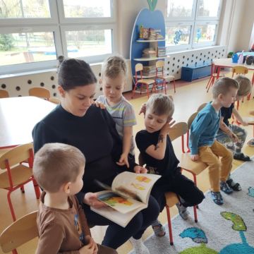 Magia książek w naszym przedszkolu wspólne czytanie z rodzicami.