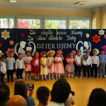 Mama i tata to świat nasz cały, ciepły, bezpieczny, barwny, wspaniały- akademia w gr. Stokrotki