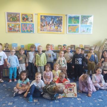 WIZYTA FIOŁKÓW W BIBLIOTECE