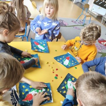 Zabawy ruchowe i plastyczne w grupie Bratki