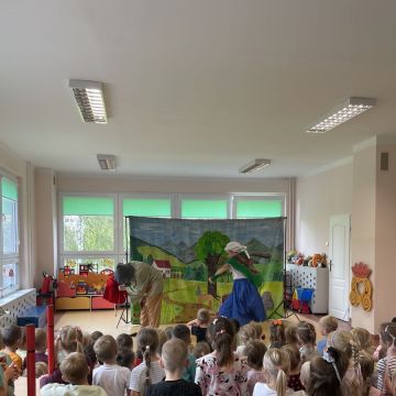 Teatrzyk  „O babci, Krasnalu i kolorowych kulkach”.