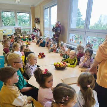 Ścigani przez literki, uratowani przez jabłka – jabłkowy dzień w Tulipanach i Bratkach