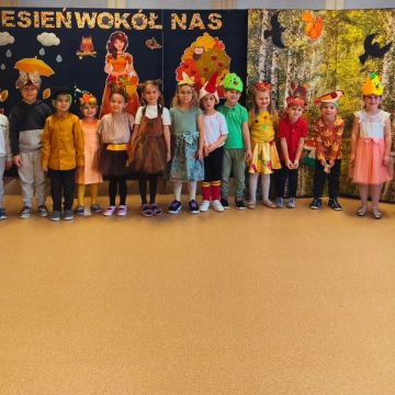 🌻 Przedstawienie „Jesień wokół nas” w wykonaniu grupy Różyczki 
